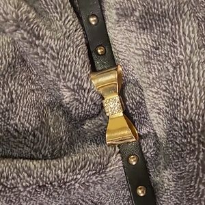 $5🧨 SHENG TONG GOLDTONE BOW RHINESTONE center on leather brclt 8.5"